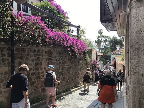 En gruppe går på en smal gade i Antalya