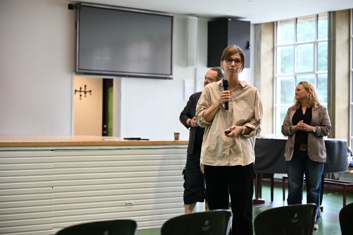 Frida Altmann, som er områdechef i Område Nord, byder velkommen til repræsentanterne fra skolerne 