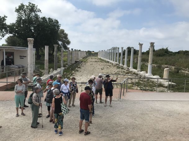 En gruppe mennesker foran Apollontemplet