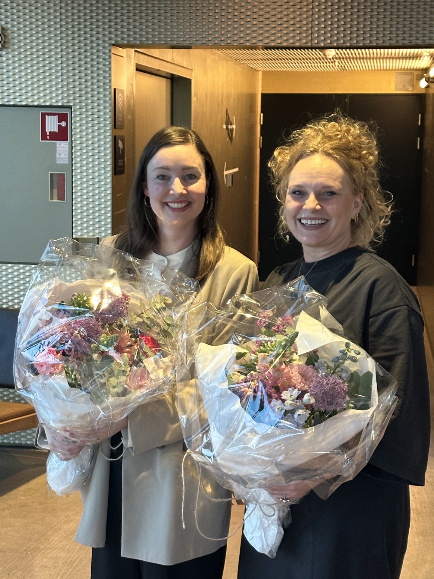Katrine Fylking og Janne Riise Hansen med blomsterbuketter