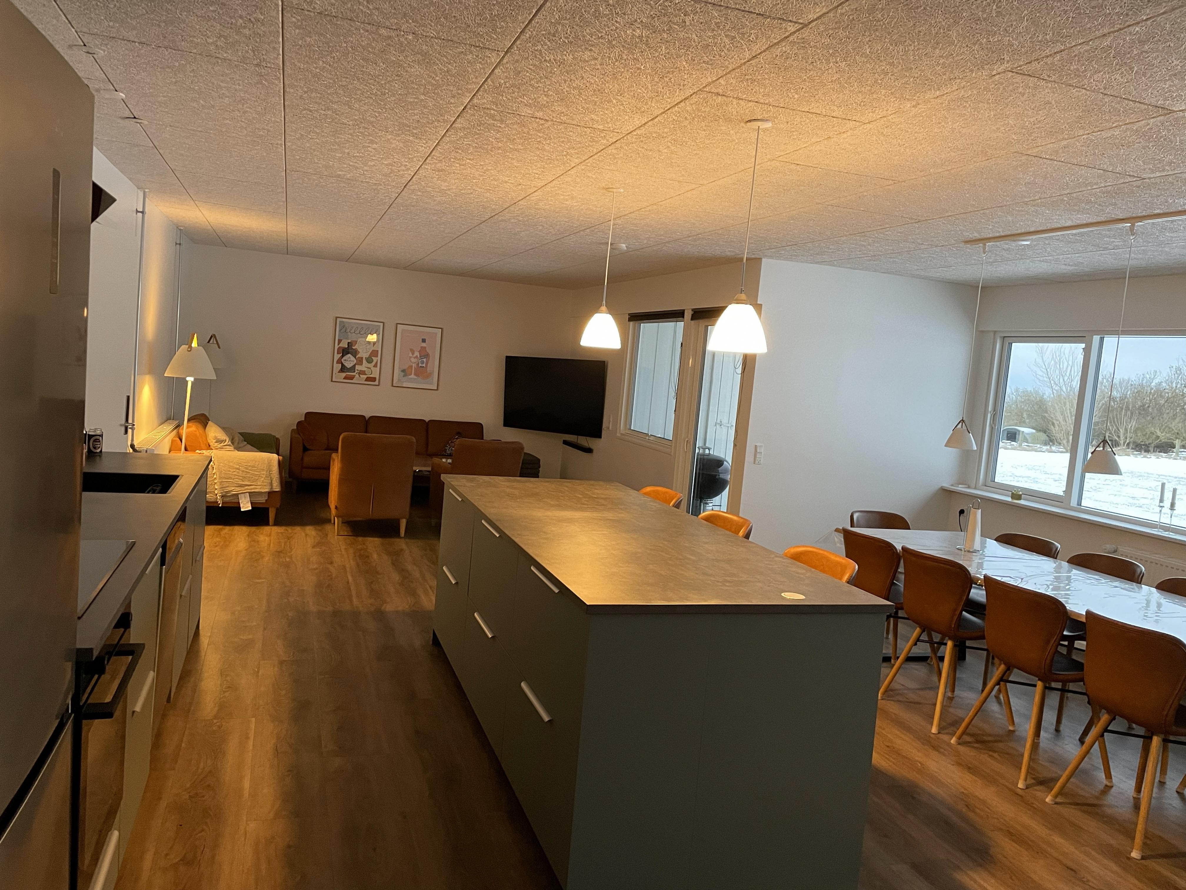 Ferielejligheder Thorø, stue med spiseplads og sofagruppe