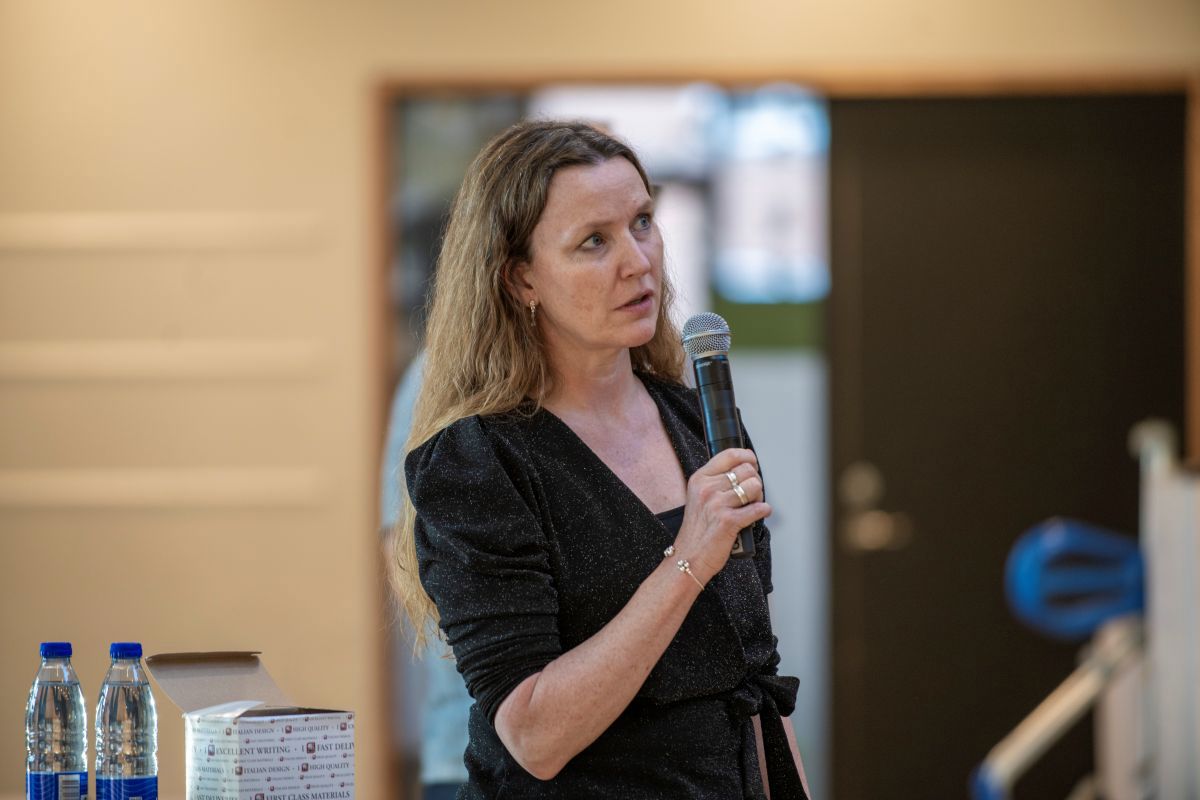 Lene Tanggaard taler i mikrofon