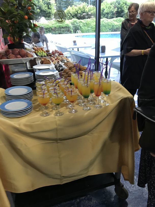 Et bord med kulørte drinks
